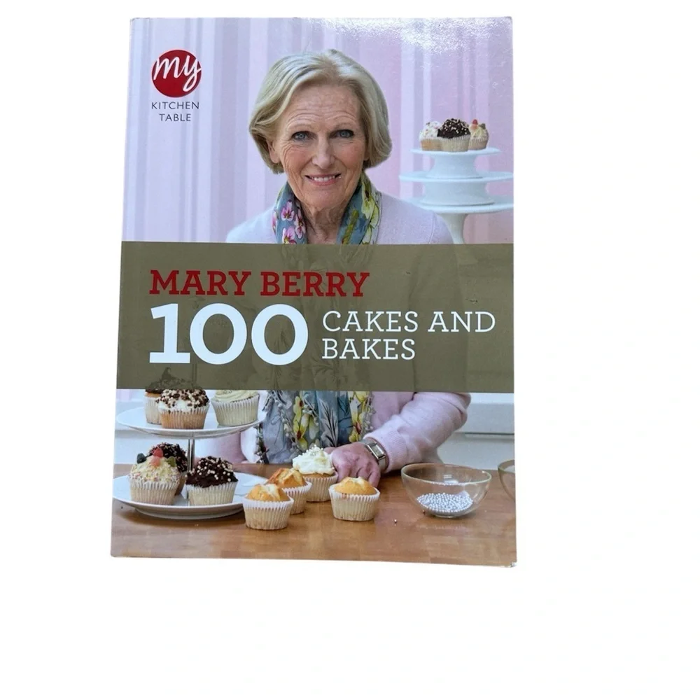 EUC Mary Berry 100 Cakes and Bakes Book
